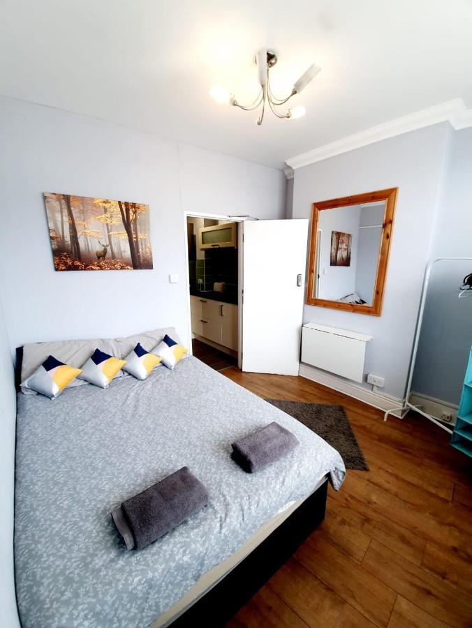 3 Bedroom Apartment Next To Westcliff-On-Sea Station Southend-on-Sea Zewnętrze zdjęcie